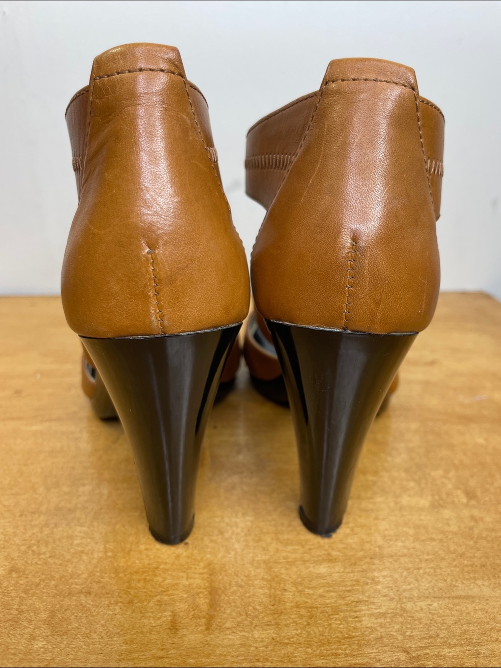 Michael Kors Tan Leather Studded T-Strap High Heel Sandals. Size 7 - Picture 5 of 11